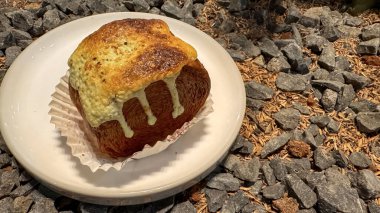 Cromboloni adındaki füzyon kruvasanı New York 'ta icat edildi, kremayla dolu yuvarlak puf böreği, ve beyaz, sütlü çikolata veya şam fıstığı ile kaplandı. Aynı anda çıtır çıtır ve yumuşak. Pasta pişirmek için iyi tarifler.