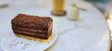 İçinde krema katmanı olan ev yapımı çikolatalı pasta ve üstüne de bol çikolatalı pasta. Multimedya içeriği yaratmak için ideal.