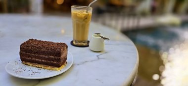 İçinde krema katmanı olan ev yapımı çikolatalı pasta ve üstüne de bol çikolatalı pasta. Multimedya içeriği yaratmak için ideal.