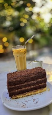 İçinde krema katmanı olan ev yapımı çikolatalı pasta ve üstüne de bol çikolatalı pasta. Multimedya içeriği yaratmak için ideal.