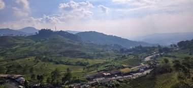 Tepenin tepesindeki güzel manzara, yeşil manzara ve bulutlu mavi gökyüzü Puncak Geçidi 'ndeki konum, bogor, Endonezya duvar kâğıdı ve arkaplan için iyidir.