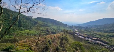 Tepenin tepesindeki güzel manzara, yeşil manzara ve bulutlu mavi gökyüzü Puncak Geçidi 'ndeki konum, bogor, Endonezya duvar kâğıdı ve arkaplan için iyidir.