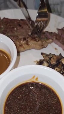 Şatafatlı, görkemli sığır filetosu biftek yemeği. Yanında patates, sos ve baharatlarla birlikte duyular için bir ziyafet. Yemek tarifleri ve kitap içeriği yaratımı için iyi. 