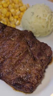 Şatafatlı, görkemli sığır filetosu biftek yemeği. Yanında patates, sos ve baharatlarla birlikte duyular için bir ziyafet. Yemek tarifleri ve kitap içeriği yaratımı için iyi. 