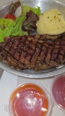 Şatafatlı, görkemli sığır filetosu biftek yemeği. Yanında patates, sos ve baharatlarla birlikte duyular için bir ziyafet. Yemek tarifleri ve kitap içeriği yaratımı için iyi. 