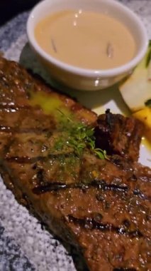 Şatafatlı, görkemli sığır filetosu biftek yemeği. Yanında patates, sos ve baharatlarla birlikte duyular için bir ziyafet. Yemek tarifleri ve kitap içeriği yaratımı için iyi. 