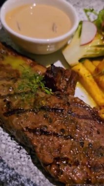 Şatafatlı, görkemli sığır filetosu biftek yemeği. Yanında patates, sos ve baharatlarla birlikte duyular için bir ziyafet. Yemek tarifleri ve kitap içeriği yaratımı için iyi. 