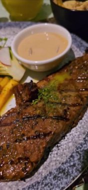 Şatafatlı, görkemli sığır filetosu biftek yemeği. Yanında patates, sos ve baharatlarla birlikte duyular için bir ziyafet. Yemek tarifleri ve kitap içeriği yaratımı için iyi. 