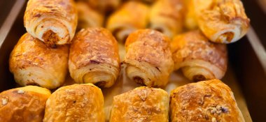 Taze pişmiş Batı ve Asya füzyon fırını ürünü, pasta, pasta ve ekmek, sağlıklı beslenme ve diyet konsepti, fırın içeriği oluşturmada iyidir.