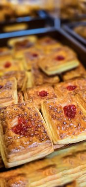 Taze pişmiş Batı ve Asya füzyon fırını ürünü, pasta, pasta ve ekmek, sağlıklı beslenme ve diyet konsepti, fırın içeriği oluşturmada iyidir.