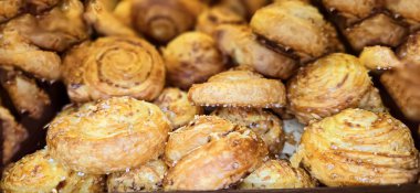 Taze pişmiş Batı ve Asya füzyon fırını ürünü, pasta, pasta ve ekmek, sağlıklı beslenme ve diyet konsepti, fırın içeriği oluşturmada iyidir.