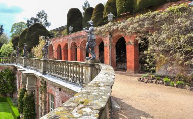 Kırsal Avrupa 'daki eski ve eski bir bina. Yeşil manzaraya ve mavi gökyüzüne dokunulmamış. Beyaz bulutlarla birlikte.