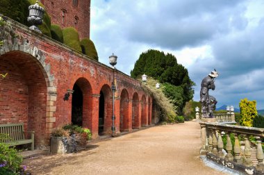 Kırsal Avrupa 'daki eski ve eski bir bina. Yeşil manzaraya ve mavi gökyüzüne dokunulmamış. Beyaz bulutlarla birlikte.
