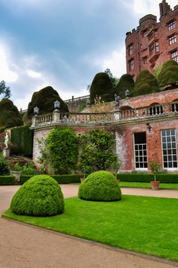 Kırsal Avrupa 'daki eski ve eski bir bina. Yeşil manzaraya ve mavi gökyüzüne dokunulmamış. Beyaz bulutlarla birlikte.