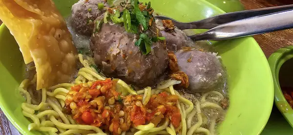 Dev Bakso ya da Jumbo köftesi, Endonezya usulü et suyu çorbası, kızarmış soğan ve baharatlı soğan serpiştirilmiş erişte ve çok ünlü Asya sokak yemekleriyle servis edilen bir köfte türüdür.