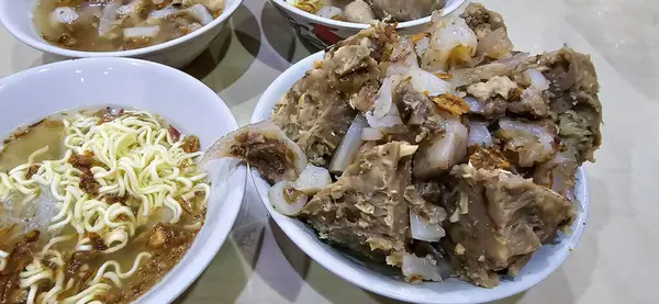 Dev Bakso ya da Jumbo köftesi, Endonezya usulü et suyu çorbası, kızarmış soğan ve baharatlı soğan serpiştirilmiş erişte ve çok ünlü Asya sokak yemekleriyle servis edilen bir köfte türüdür.