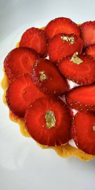 Lezzetli çilekli tart ya da çilekli tart ve yenilebilir altın taneleriyle süslenmiş krema. Multimedya tarifi içeriği yaratmak için iyi.