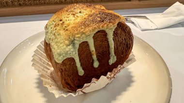 Lezzetli Cromboloni veya Crombolini, ay çöreği yuvarlak New York rulosu çikolata soslu veya karamel soslu hamur işi tatlı tarifi multimedya içeriği oluşturma için mükemmel