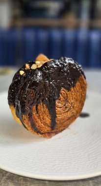 Lezzetli Cromboloni veya Crombolini, ay çöreği yuvarlak New York rulosu çikolata soslu veya karamel soslu hamur işi tatlı tarifi multimedya içeriği oluşturma için mükemmel