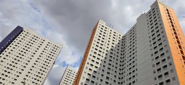 Uzun bina perspektifi, profesyonel modern bina gökdeleni, uzun apartman, iş geçmişi, iş şablonu arka planı, yaratıcı içerik oluşturma için sunum arka planı