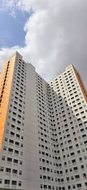 Uzun bina perspektifi, profesyonel modern bina gökdeleni, uzun apartman, iş geçmişi, iş şablonu arka planı, yaratıcı içerik oluşturma için sunum arka planı