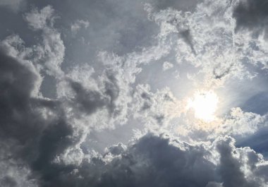 Kümülonimbüsün güzel formu mavi gökyüzü bulutu gradyan açık beyaz arkaplan. Güzellik açık bulut multimedya arkaplan oluşturma için iyidir