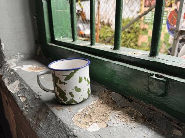 Asya cezaevi koğuşunda eski teneke kap kapları, Cangkir Blirik olarak bilinen yerde, Asya hapishanelerinde kullanılan teneke bardaklar, Asya kafe 'sinde duygusal bir eşya olarak kullanılabilir.