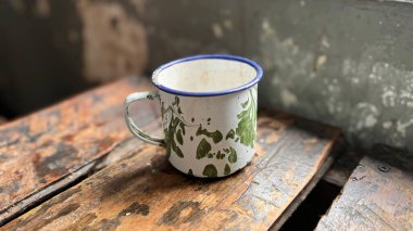 Asya cezaevi koğuşunda eski teneke kap kapları, Cangkir Blirik olarak bilinen yerde, Asya hapishanelerinde kullanılan teneke bardaklar, Asya kafe 'sinde duygusal bir eşya olarak kullanılabilir.