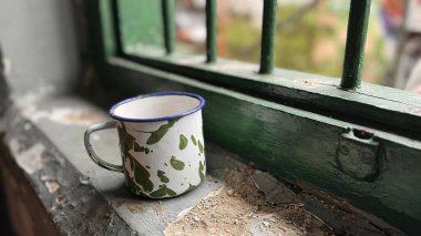 Asya cezaevi koğuşunda eski teneke kap kapları, Cangkir Blirik olarak bilinen yerde, Asya hapishanelerinde kullanılan teneke bardaklar, Asya kafe 'sinde duygusal bir eşya olarak kullanılabilir.