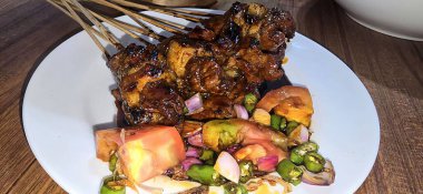 Izgara koyun eti ya da kuzu satay ya da yerel Endonezya yemeği olan Sate Kambing ya da Satay geleneksel fırında pişirilmiş koyun eti olarak bilinir. Dijital tarif içeriği oluşturmada iyidir.