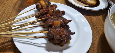 Izgara koyun eti ya da kuzu satay ya da yerel Endonezya yemeği olan Sate Kambing ya da Satay geleneksel fırında pişirilmiş koyun eti olarak bilinir. Dijital tarif içeriği oluşturmada iyidir.