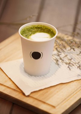 Lezzetli ve ferahlatıcı kahve bazlı içecek, buzlu kahve, soğuk içecek, kafede kahve çekirdekleri.