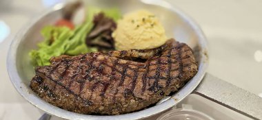 Şatafatlı, görkemli sığır filetosu biftek yemeği. Yanında patates, sos ve baharatlarla birlikte duyular için bir ziyafet. Yemek tarifleri ve kitap içeriği yaratımı için iyi.