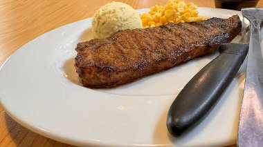 Şatafatlı, görkemli sığır filetosu biftek yemeği. Yanında patates, sos ve baharatlarla birlikte duyular için bir ziyafet. Yemek tarifleri ve kitap içeriği yaratımı için iyi.