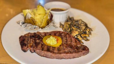 Şatafatlı, görkemli sığır filetosu biftek yemeği. Yanında patates, sos ve baharatlarla birlikte duyular için bir ziyafet. Yemek tarifleri ve kitap içeriği yaratımı için iyi.