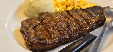 Şatafatlı, görkemli sığır filetosu biftek yemeği. Yanında patates, sos ve baharatlarla birlikte duyular için bir ziyafet. Yemek tarifleri ve kitap içeriği yaratımı için iyi.