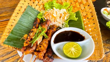 Limon ve fıstık sosuyla servis edilen tavuk ızgara satay şiş. Asya Tayland usulü yemek, yemek kitabı fikri, içerik oluşturma