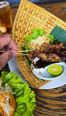 Limon ve fıstık sosuyla servis edilen tavuk ızgara satay şiş. Asya Tayland usulü yemek, yemek kitabı fikri, içerik oluşturma