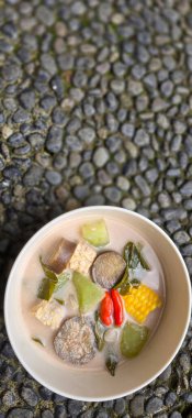 Endonezya 'nın Sayur Lodeh bölgesindeki Sayur Lodeh adlı lezzetli patlıcan ve sebze çorbası Hindistan cevizi sütü ve baharatlarla karıştırılmış bir sebze türüdür.