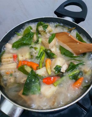 Endonezya 'nın Sayur Lodeh bölgesindeki Sayur Lodeh adlı lezzetli patlıcan ve sebze çorbası Hindistan cevizi sütü ve baharatlarla karıştırılmış bir sebze türüdür.