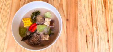 Endonezya 'nın Sayur Lodeh bölgesindeki Sayur Lodeh adlı lezzetli patlıcan ve sebze çorbası Hindistan cevizi sütü ve baharatlarla karıştırılmış bir sebze türüdür.