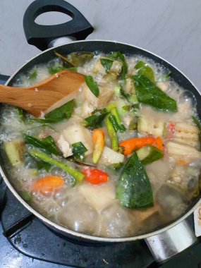 Endonezya 'nın Sayur Lodeh bölgesindeki Sayur Lodeh adlı lezzetli patlıcan ve sebze çorbası Hindistan cevizi sütü ve baharatlarla karıştırılmış bir sebze türüdür.