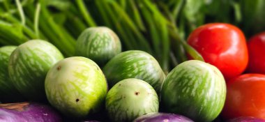 Taze organik sebzeler ve rengarenk meyveler, multimedya yaratıcı içerik oluşturma ve tarif kitabı pişirmek için iyidir.