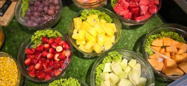 Taze organik sebzeler ve rengarenk meyveler, multimedya yaratıcı içerik oluşturma ve tarif kitabı pişirmek için iyidir.