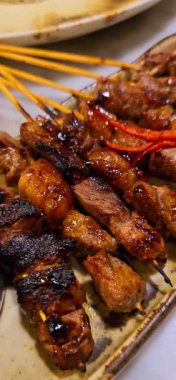 Satay Maranggi adlı baharatla marine edilmiş sığır eti ve tatlı soya sosu, kişniş sığır eti satay, soğan, acı biber, soya sosu ve domates ile servis ediliyor. Endonezya geleneksel yemekleri