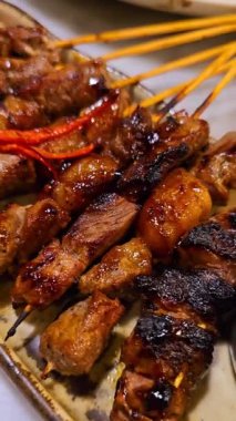 Satay Maranggi adlı baharatla marine edilmiş sığır eti ve tatlı soya sosu, kişniş sığır eti satay, soğan, acı biber, soya sosu ve domates ile servis ediliyor. Endonezya geleneksel yemekleri
