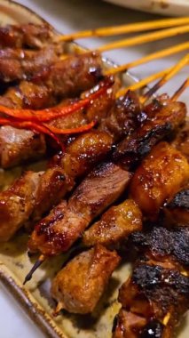 Satay Maranggi adlı baharatla marine edilmiş sığır eti ve tatlı soya sosu, kişniş sığır eti satay, soğan, acı biber, soya sosu ve domates ile servis ediliyor. Endonezya geleneksel yemekleri