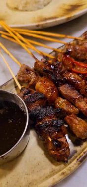 Satay Maranggi adlı baharatla marine edilmiş sığır eti ve tatlı soya sosu, kişniş sığır eti satay, soğan, acı biber, soya sosu ve domates ile servis ediliyor. Endonezya geleneksel yemekleri