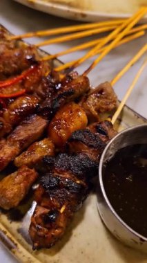 Satay Maranggi adlı baharatla marine edilmiş sığır eti ve tatlı soya sosu, kişniş sığır eti satay, soğan, acı biber, soya sosu ve domates ile servis ediliyor. Endonezya geleneksel yemekleri