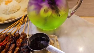 Baharat ve tatlı soya sosuyla marine edilmiş ev yapımı sığır eti, kişniş bifteği satay, soğan, biber, soya sosu ve domates ile servis edilen tabakta. Endonezya geleneksel yemekleri